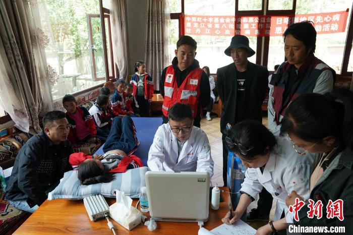 6月27日，西藏康馬縣少崗鄉(xiāng)中心小學(xué)的孩子參加先心病篩查?！√K丹 攝