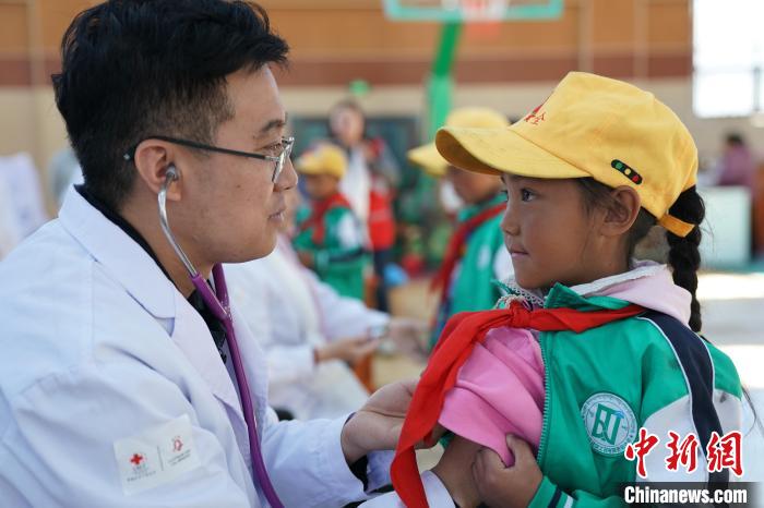 6月27日，西藏康馬縣南尼鄉(xiāng)中心小學(xué)的孩子參加先心病篩查?！√K丹 攝