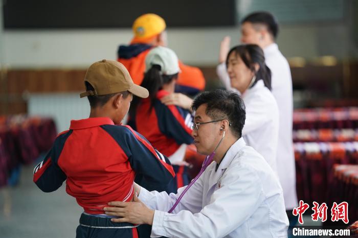 6月26日，西藏日喀則特校的孩子參加先心病篩查?！√K丹 攝