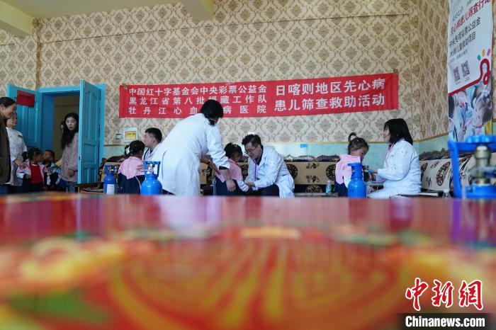6月27日，西藏康馬縣雙語幼兒園的孩子參加先心病篩查。　蘇丹 攝