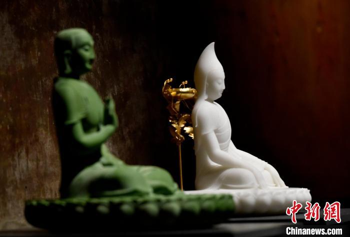 圖為展覽中圍繞西藏歷史與傳統(tǒng)創(chuàng)作的雕塑作品。　李林 攝