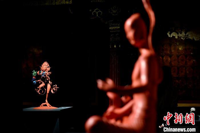 圖為展覽中圍繞西藏歷史與傳統(tǒng)創(chuàng)作的雕塑作品?！±盍?攝