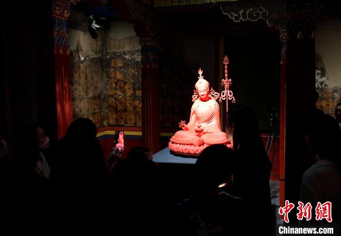 圖為觀眾正在欣賞展覽中的雕塑作品?！±盍?攝