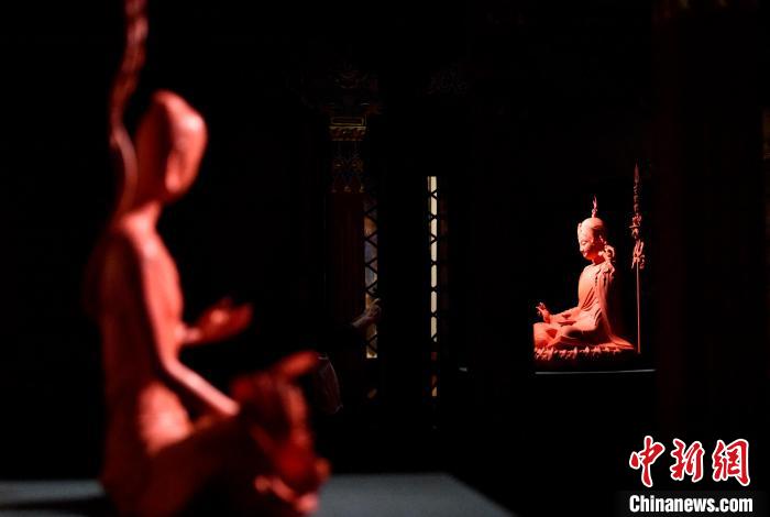 圖為展覽中圍繞西藏歷史與傳統(tǒng)創(chuàng)作的雕塑作品?！±盍?攝