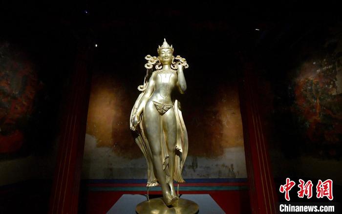 圖為展覽中圍繞西藏歷史與傳統(tǒng)創(chuàng)作的雕塑作品《八萬四千年》?！±盍?攝