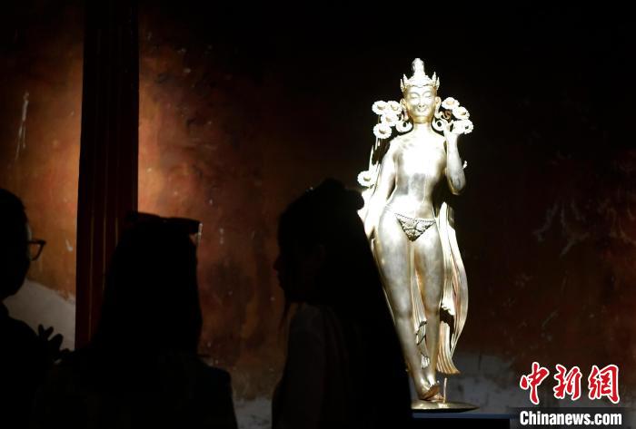 圖為觀眾正在欣賞展覽中的雕塑作品《八萬四千年》?！±盍?攝