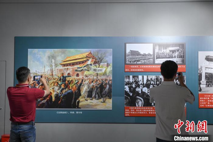圖為市民參觀《曙光·偉業(yè)——五四運動與中國共產(chǎn)黨的成立》“七一”特展?！∝暩聛硭?攝