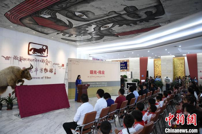 圖為《曙光·偉業(yè)——五四運動與中國共產(chǎn)黨的成立》“七一”特展開幕儀式現(xiàn)場?！∝暩聛硭?攝