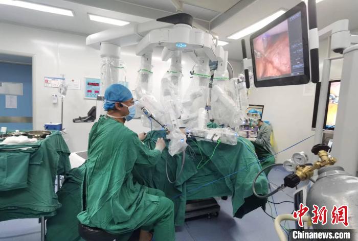 圖為援藏主任郝一昌協(xié)助進(jìn)行達(dá)芬奇機(jī)器人手術(shù)?！∥鞑刈灾螀^(qū)人民醫(yī)院供圖