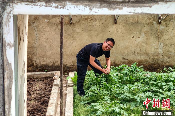 移民管理警察羅忠江在公珠湖執(zhí)勤點的大棚內(nèi)?！↓埿▲P 攝