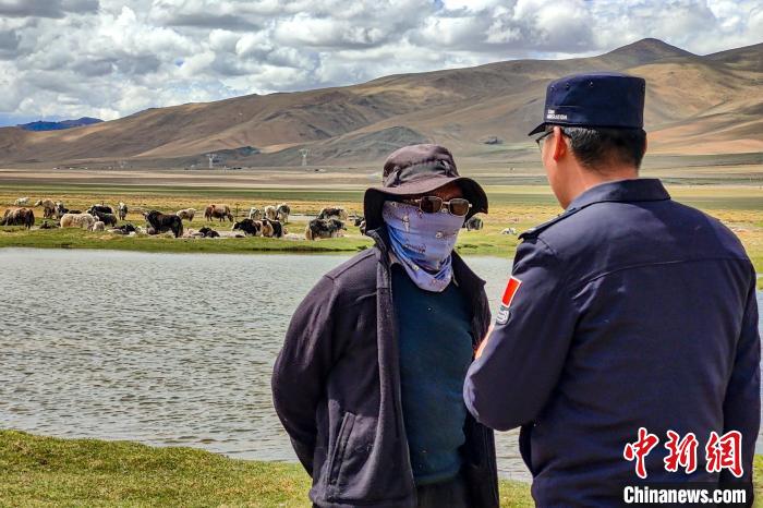 資料圖為民警何宗源在公珠湖了解牧民情況?！↓埿▲P 攝