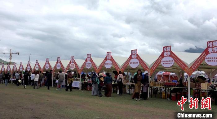 圖為熱鬧的“松贊夜市”。　貢桑拉姆 攝