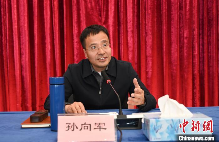 圖為西藏自治區(qū)黨委宣傳部副部長(zhǎng)、自治區(qū)社科院黨組書記孫向軍主持活動(dòng)?！≮w朗 攝