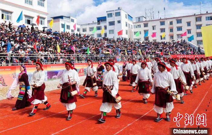 圖為西藏昌都市第九屆三江茶馬文化藝術(shù)節(jié)(芒康會(huì)場(chǎng))開幕式現(xiàn)場(chǎng)?！〔际忻⒖悼h委宣傳部供圖