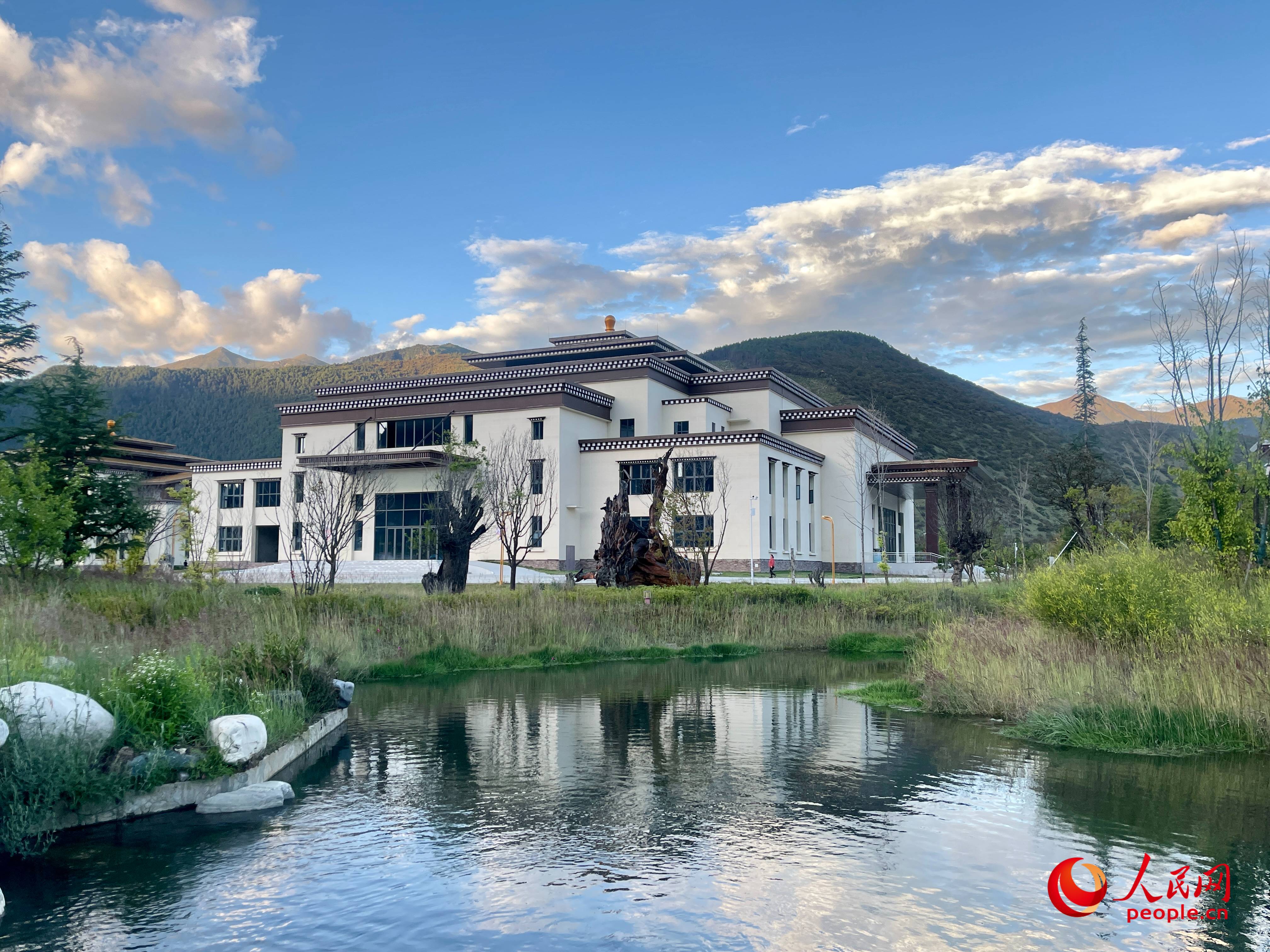 工布公園猶如一幅優(yōu)美畫卷，讓人流連忘返。人民網(wǎng) 周靜圓攝