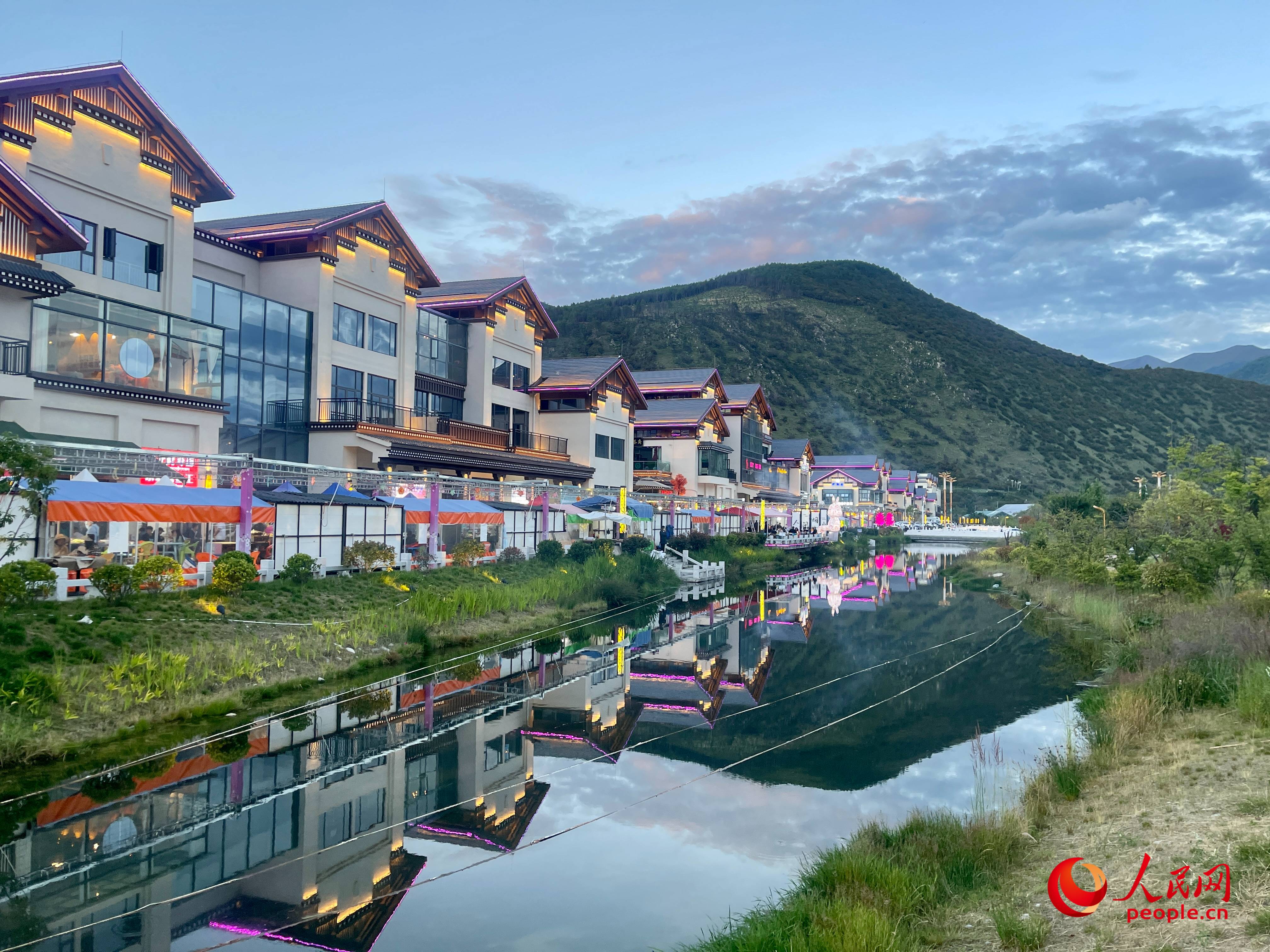 工布公園的一角，風景秀麗。人民網(wǎng) 周靜圓攝