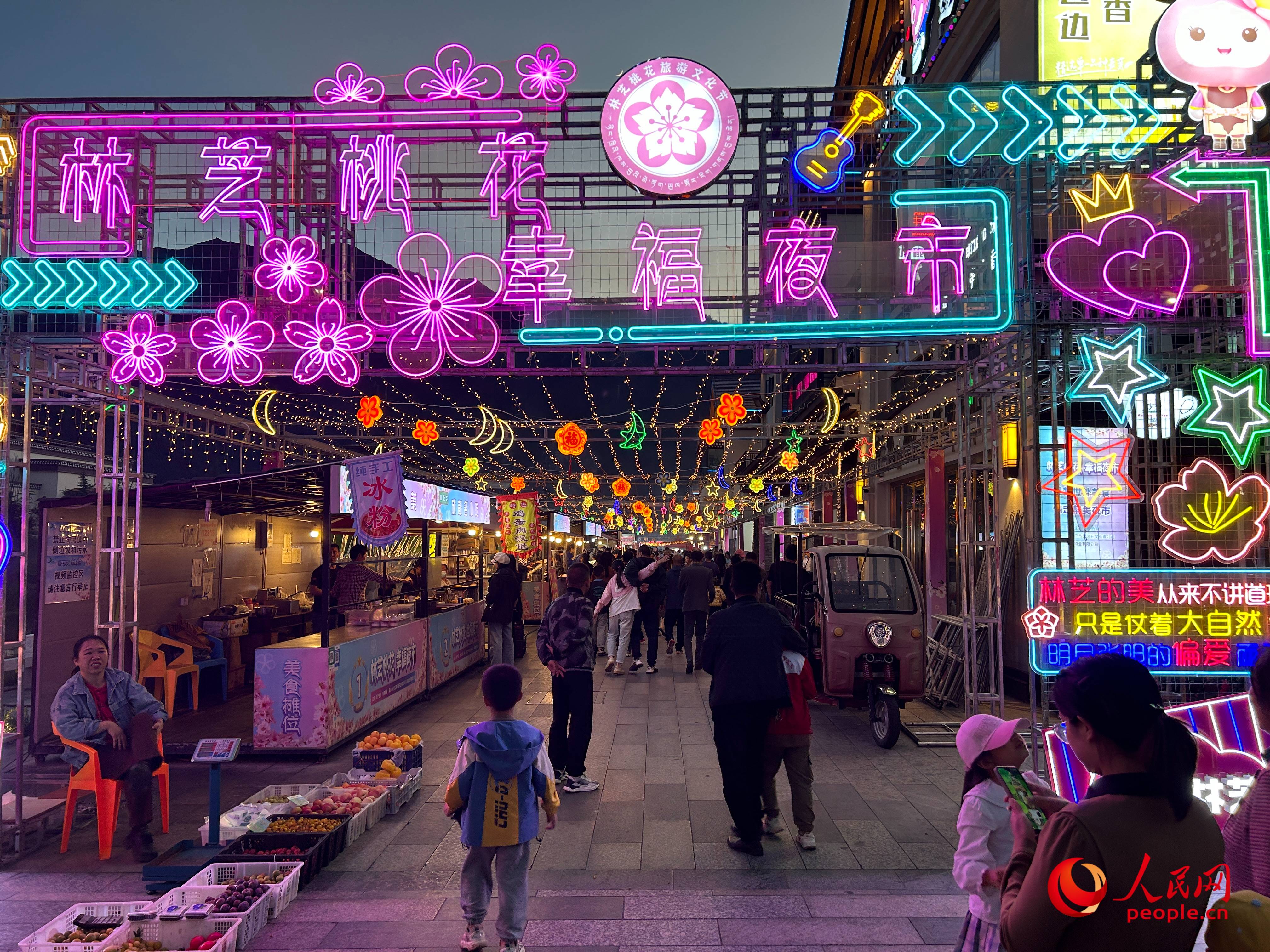 工布公園里的夜市，人來人往。人民網(wǎng) 周靜圓攝