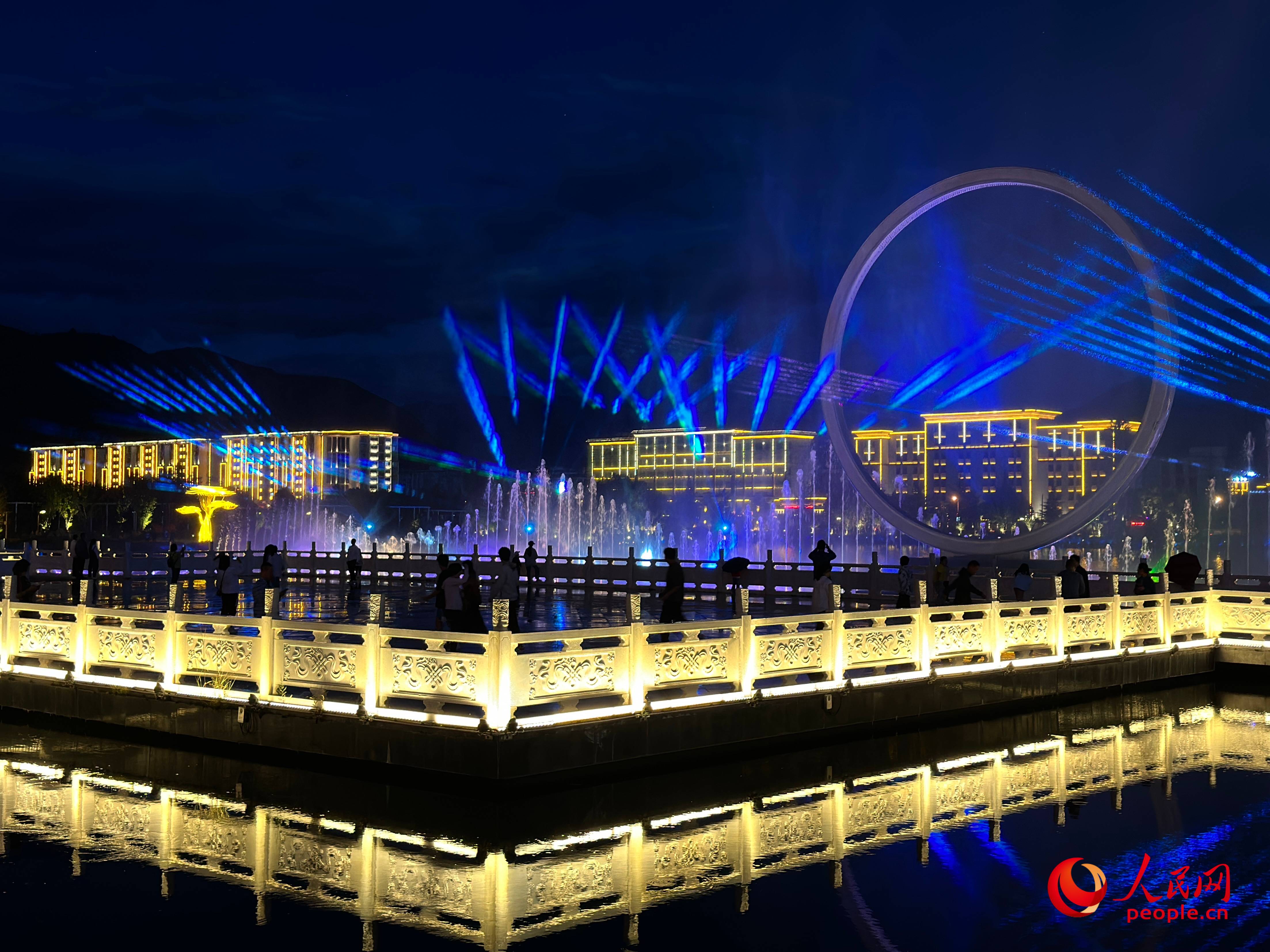 工布公園的音樂水秀噴泉，吸引市民和游客前來拍照打卡。人民網(wǎng) 周靜圓攝