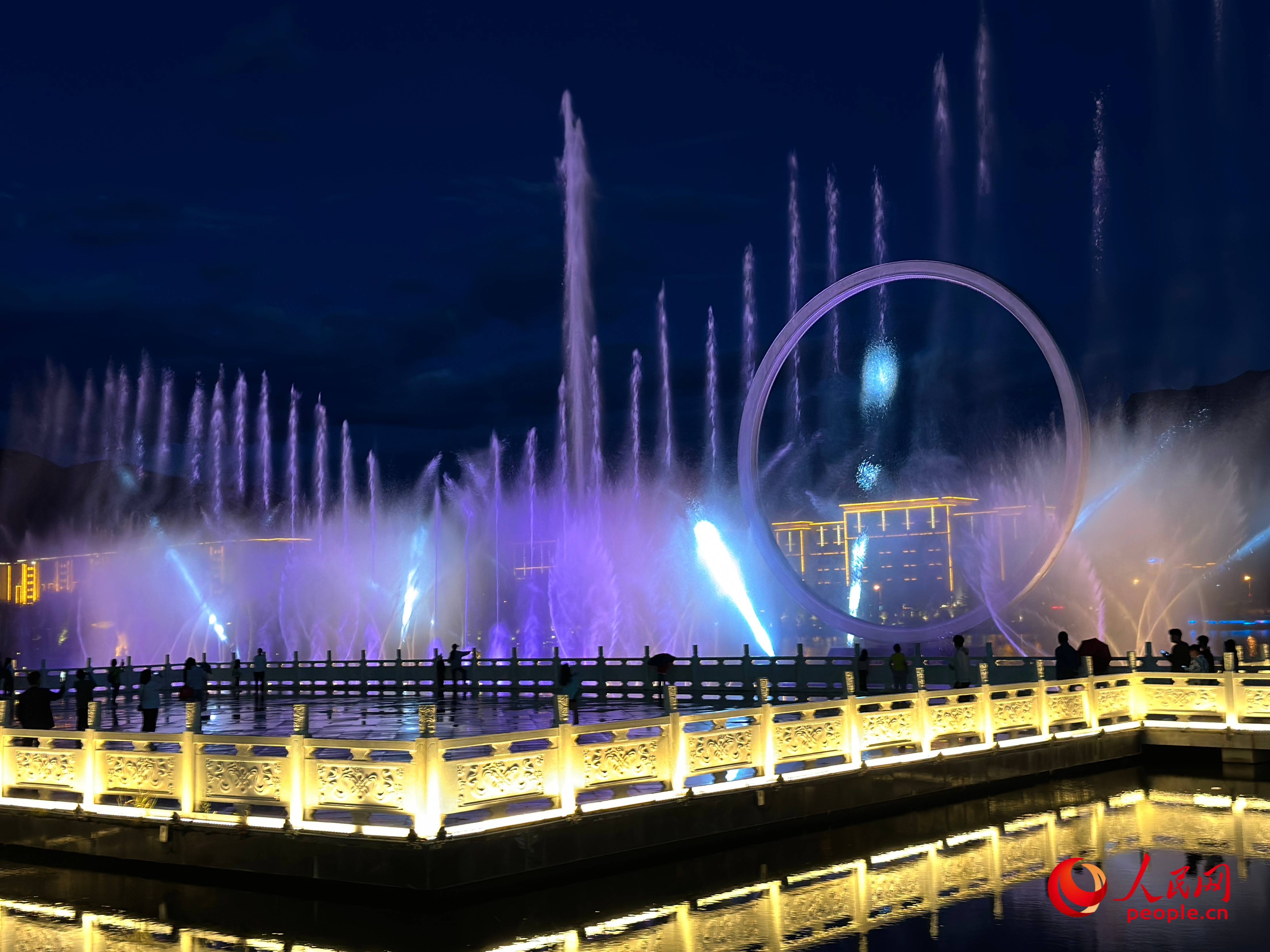 工布公園的音樂水秀噴泉，吸引市民和游客前來拍照打卡。人民網(wǎng) 周靜圓攝