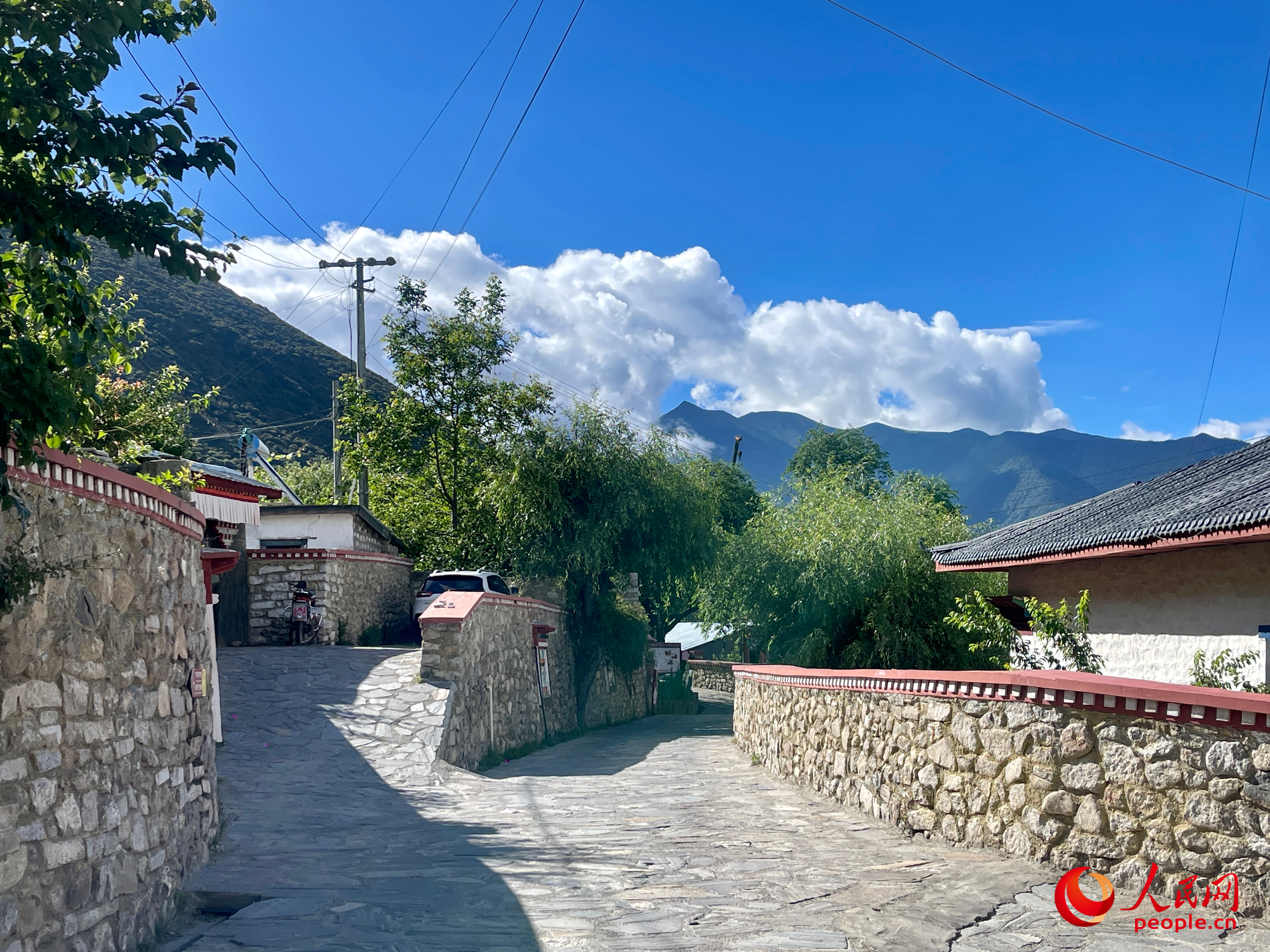 嘎拉村的村貌。人民網(wǎng) 周靜圓攝