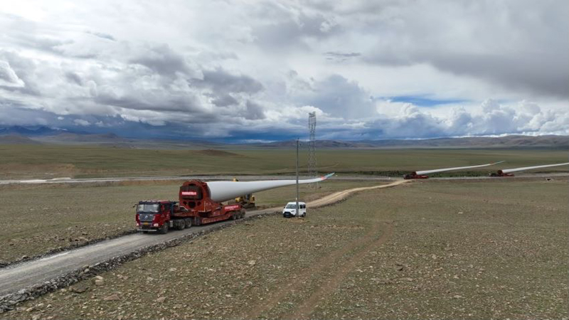 西藏措美哲古風(fēng)電場(chǎng)首批3.6兆瓦風(fēng)電機(jī)組運(yùn)輸。受訪者供圖
