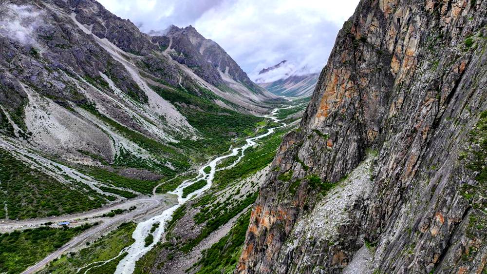 磅礴的河流滋養(yǎng)著山間草木。張澤坤攝