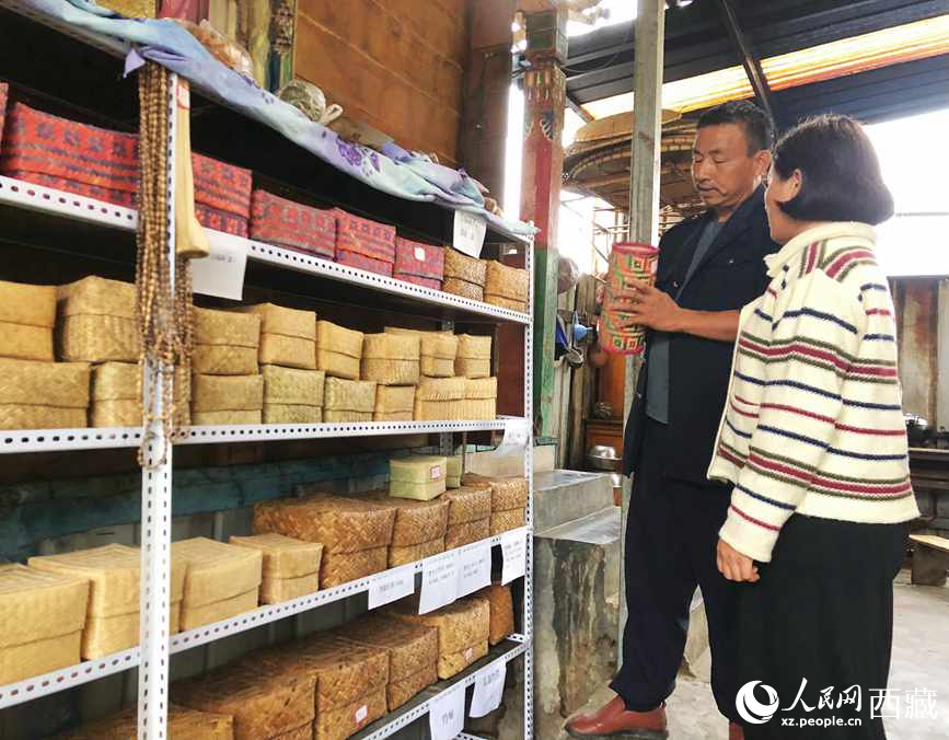 愛明（左一）給游客介紹藤竹產(chǎn)品。