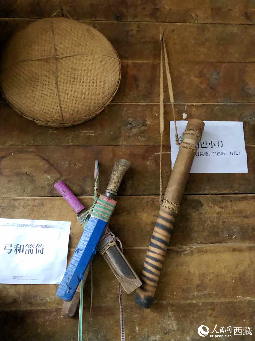 當(dāng)?shù)鬲?dú)具特色的藤竹工藝品。