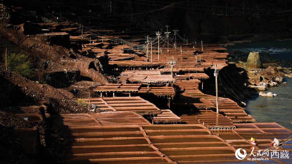 大大小小數(shù)千塊鹽田，形成一道絕美的風(fēng)景線。人民網(wǎng)記者 次仁羅布攝