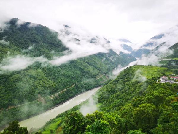 幾代建設(shè)者，歷經(jīng)半個(gè)多世紀(jì)完成！這是一條怎樣的公路？