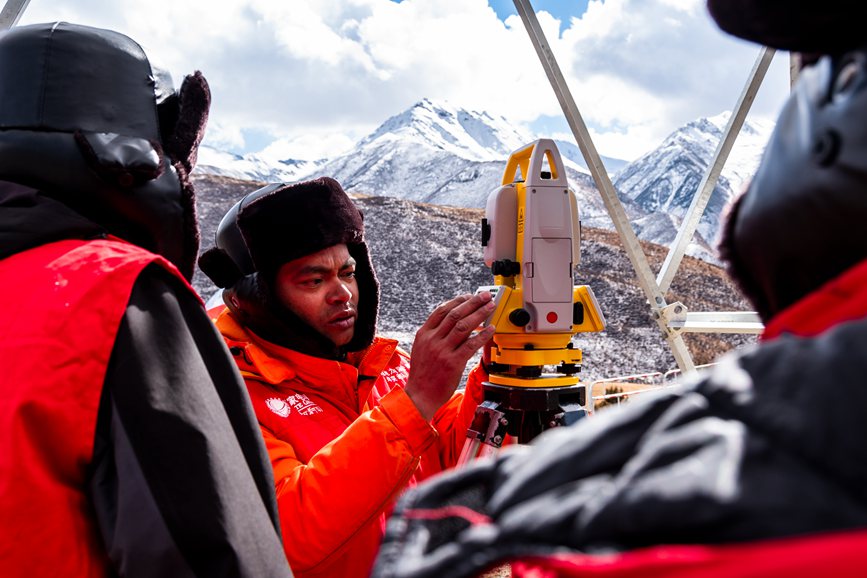2023年11月30日，西藏自治區(qū)那曲市索縣榮布至丁青縣巴達35千伏線路工程負責人黃小洪（左二）現(xiàn)場開展線路弧測量教學。趙清鵬攝