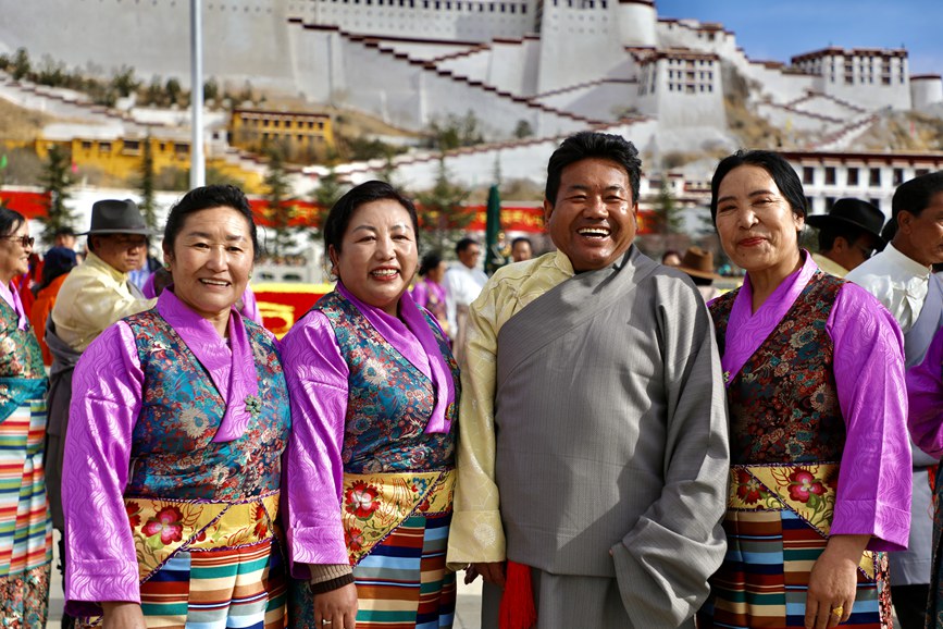 干部群眾身著盛裝在布達(dá)拉宮廣場留影。