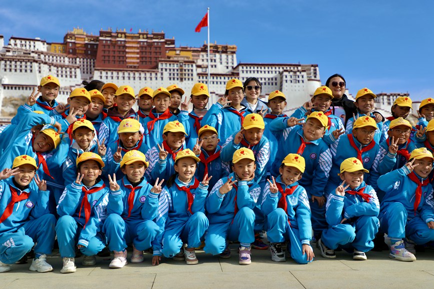 學(xué)生在國旗下留影。