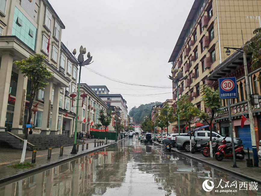 如今的墨脫縣城一應(yīng)俱全。人民網(wǎng) 李海霞攝