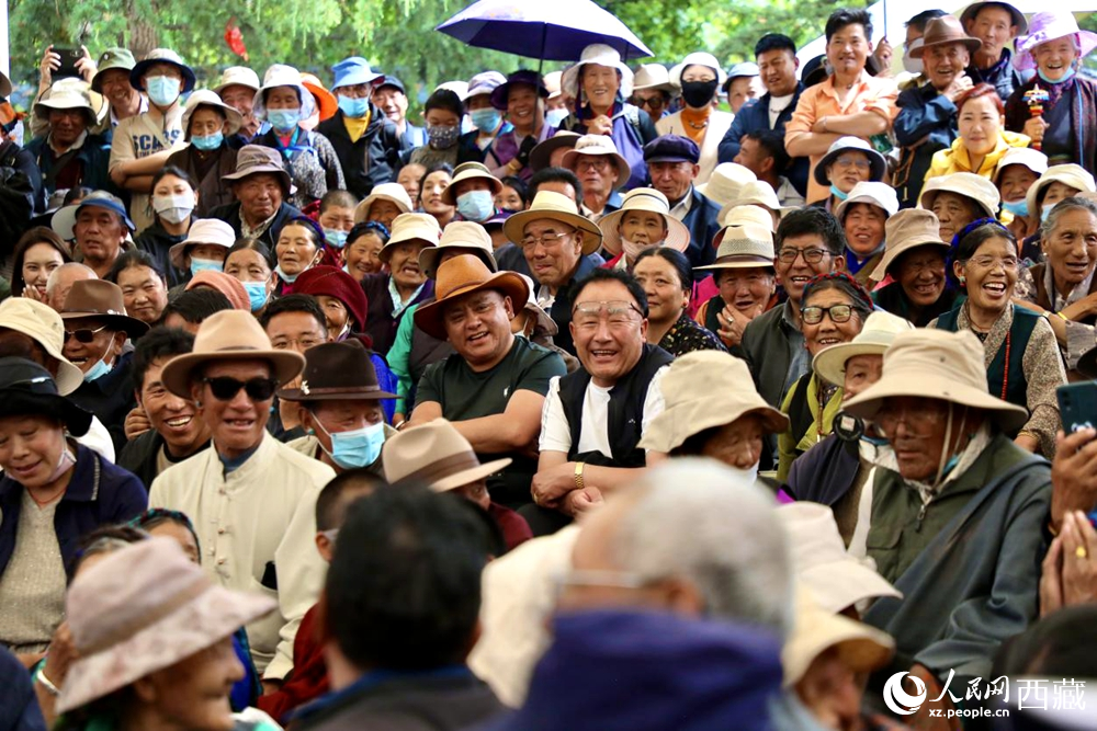 當(dāng)?shù)厝罕姾陀慰陀^看藏戲演出。