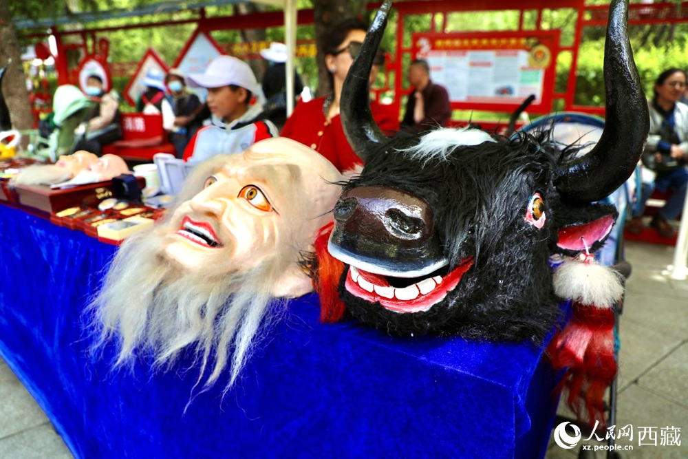 拉薩非遺集市上的藏戲人物與牦牛面具。