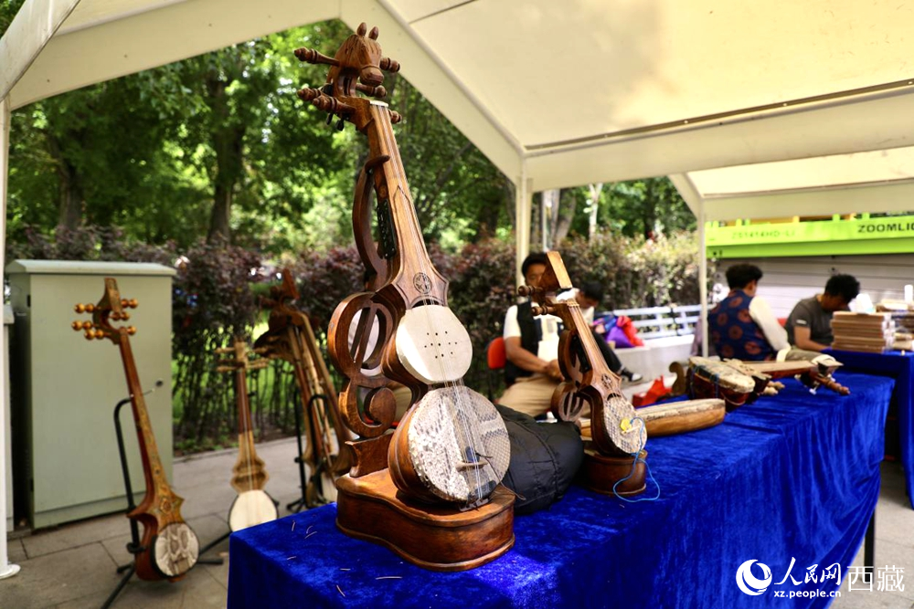 拉薩非遺集市上的扎念琴。