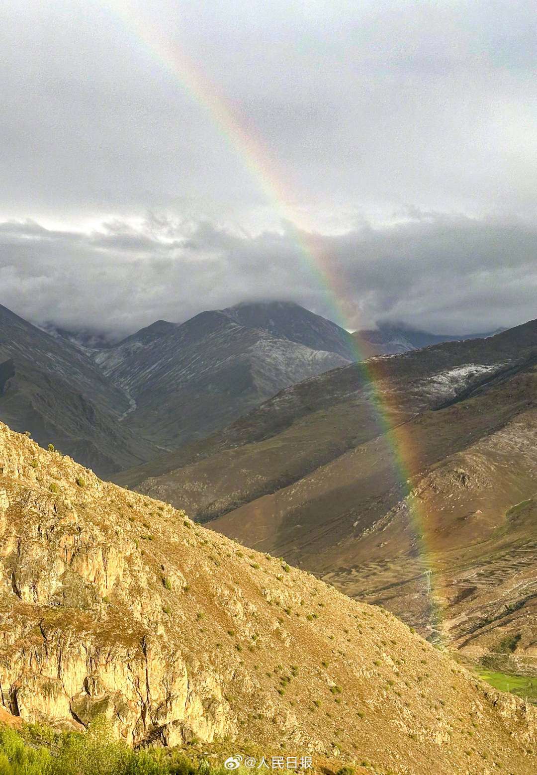 接好運！青藏高原現(xiàn)巨大彩虹橋