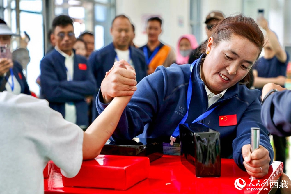 拉薩首屆農(nóng)牧民運(yùn)動(dòng)會(huì)上的掰手腕比賽現(xiàn)場(chǎng)。