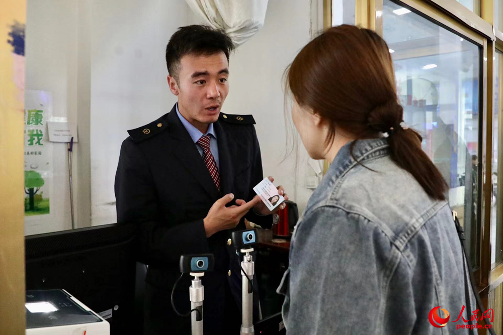 車站工作人員向旅客解答疑問(wèn)。人民網(wǎng)記者 次仁羅布攝