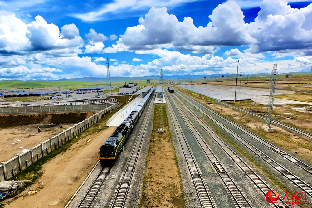 Z166次列車駛向那曲站。人民網(wǎng)記者 趙晨攝