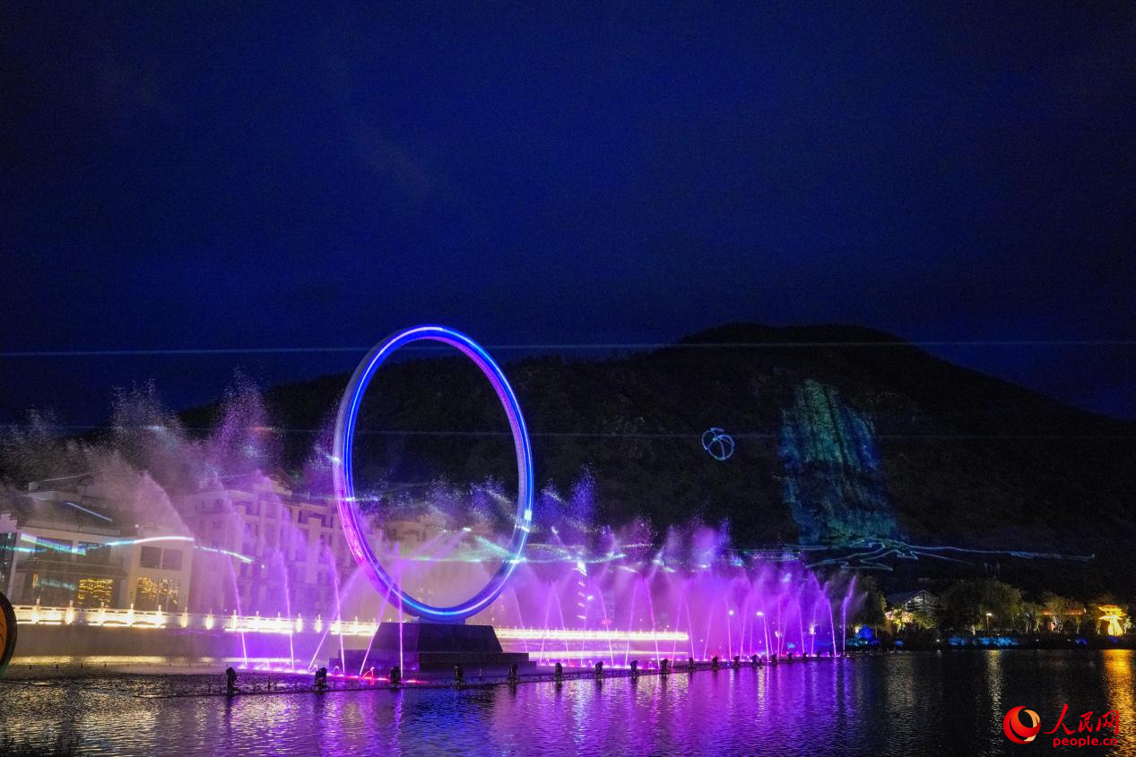 西藏林芝市民族團(tuán)結(jié)廣場(chǎng)音樂噴泉。人民網(wǎng)記者 趙晨攝