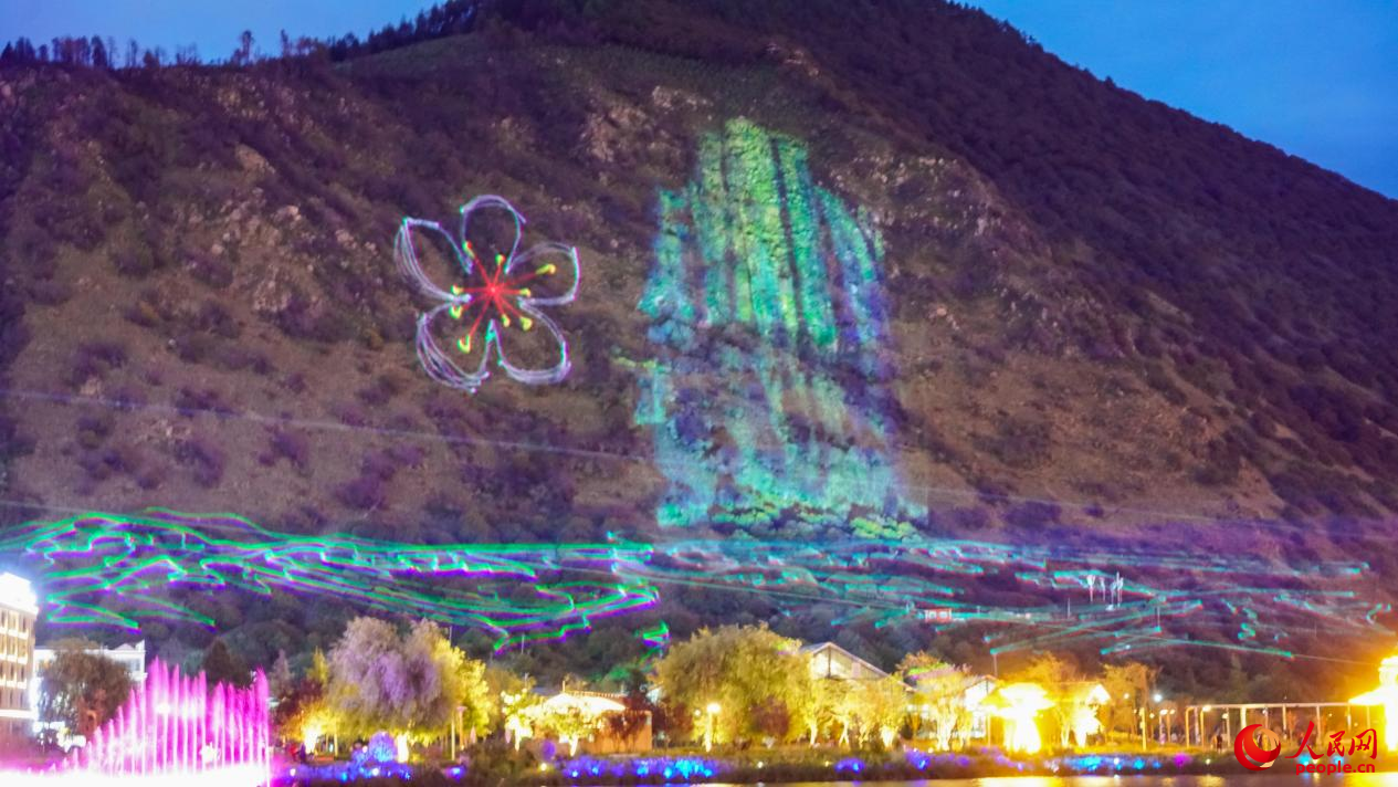 西藏林芝市民族團(tuán)結(jié)廣場(chǎng)燈光秀舞動(dòng)。人民網(wǎng)記者 趙晨攝