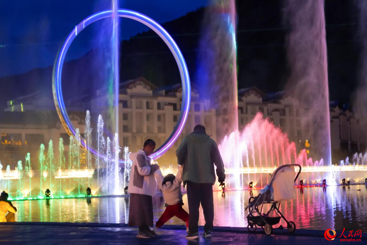 居民在西藏林芝市民族團(tuán)結(jié)廣場(chǎng)上玩耍。人民網(wǎng)記者 趙晨攝