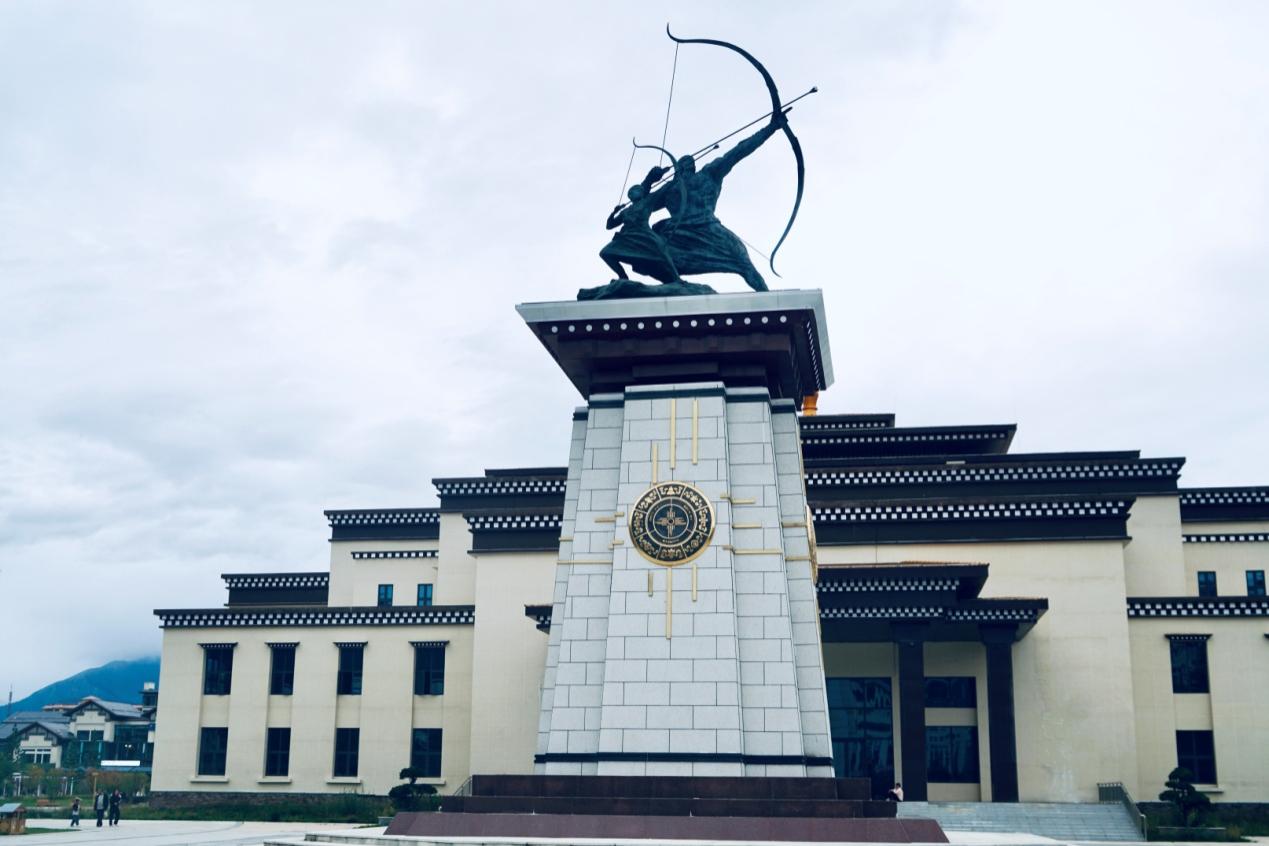 工布公園里的城市地標雕塑——畢秀之子。人民網(wǎng)記者 益西康珠攝