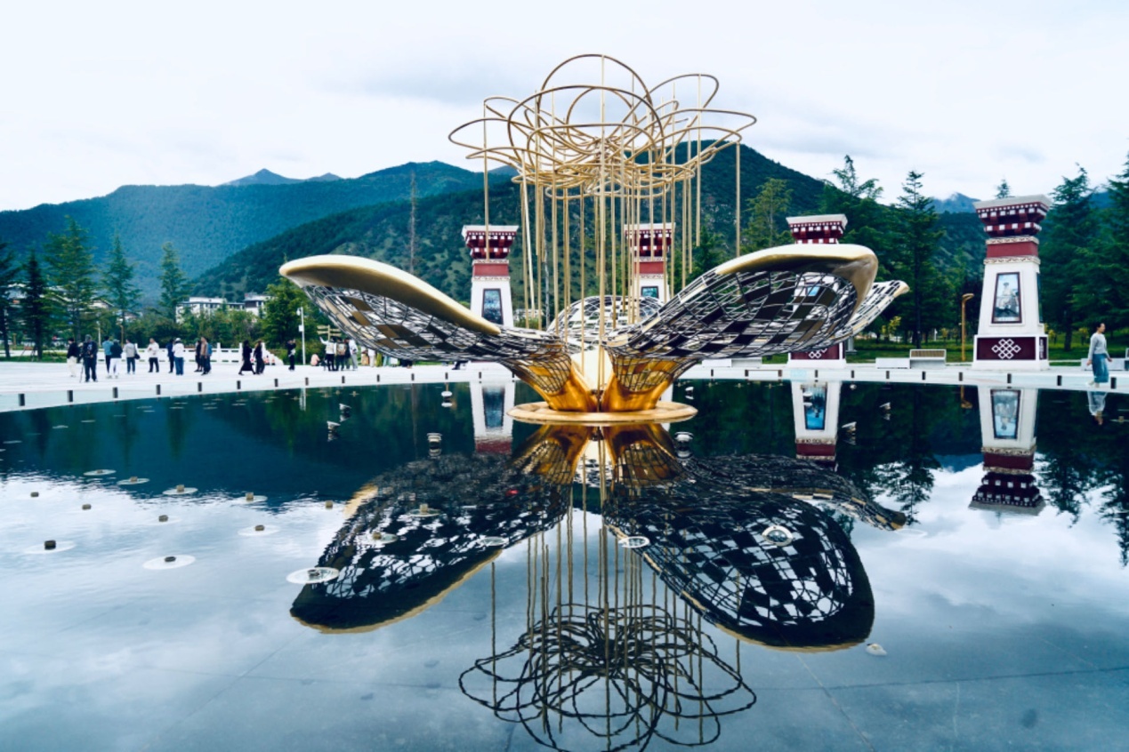 工布公園里的桃花主題雕塑——萬樹桃花。人民網(wǎng)記者 益西康珠攝