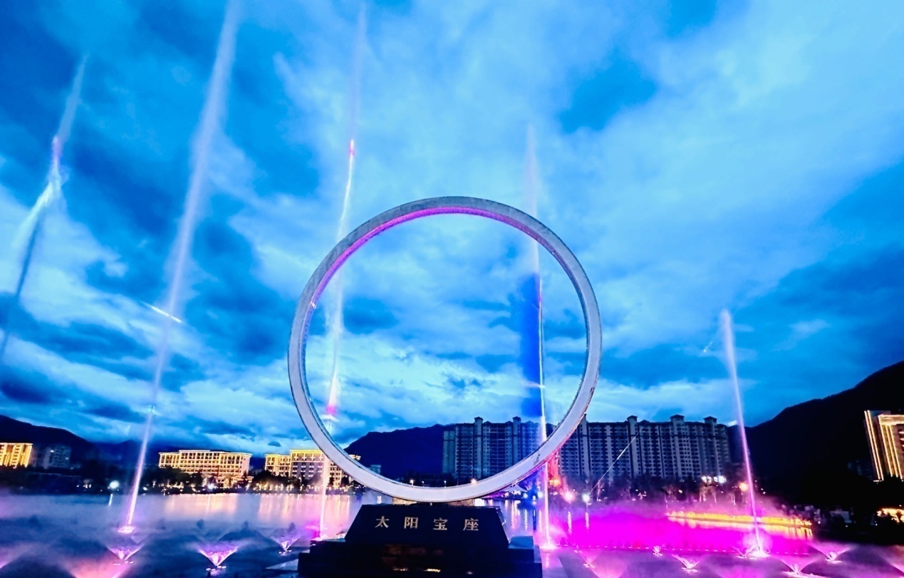 工布公園里的音樂水秀噴泉。人民網(wǎng)記者 益西康珠攝