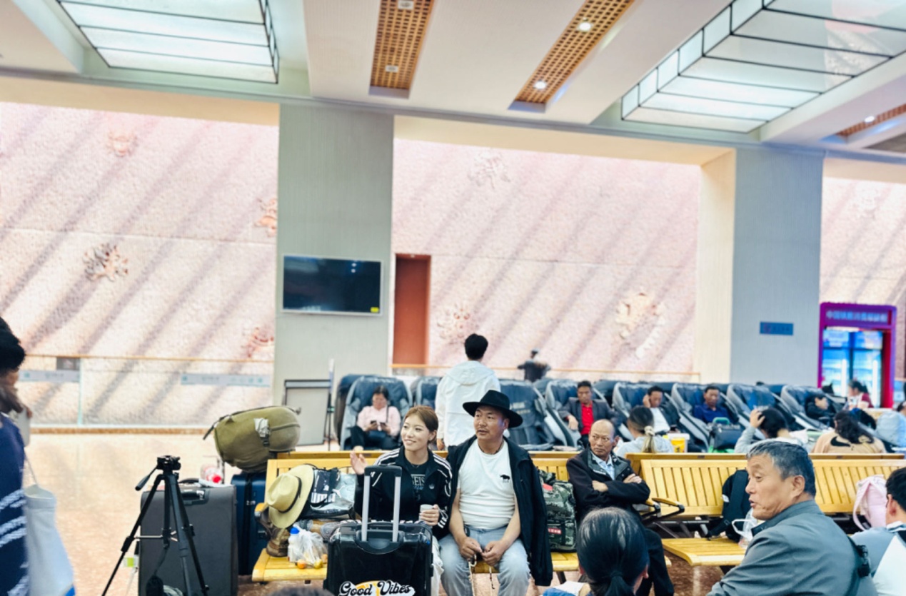 在拉薩火車(chē)站候車(chē)廳等候列車(chē)的乘客。人民網(wǎng)記者 益西康珠攝