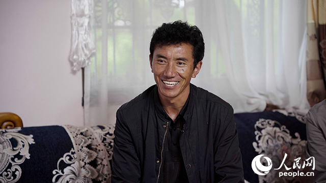 嘎拉村村民達(dá)瓦堅(jiān)參聊起孩子們滿臉自豪。人民網(wǎng)記者 趙晨攝