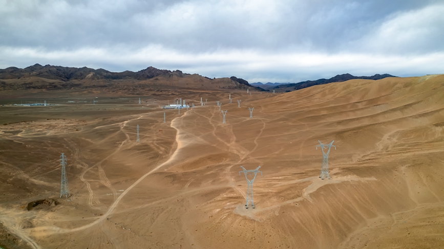 阿里地區(qū)首套電網(wǎng)側(cè)帶超容構(gòu)網(wǎng)型SVG工程全景。趙清鵬攝